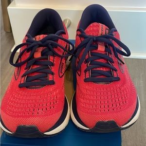 Brooks Glycerin running shoes. Worn twice and they are to big. Size 9 women’s